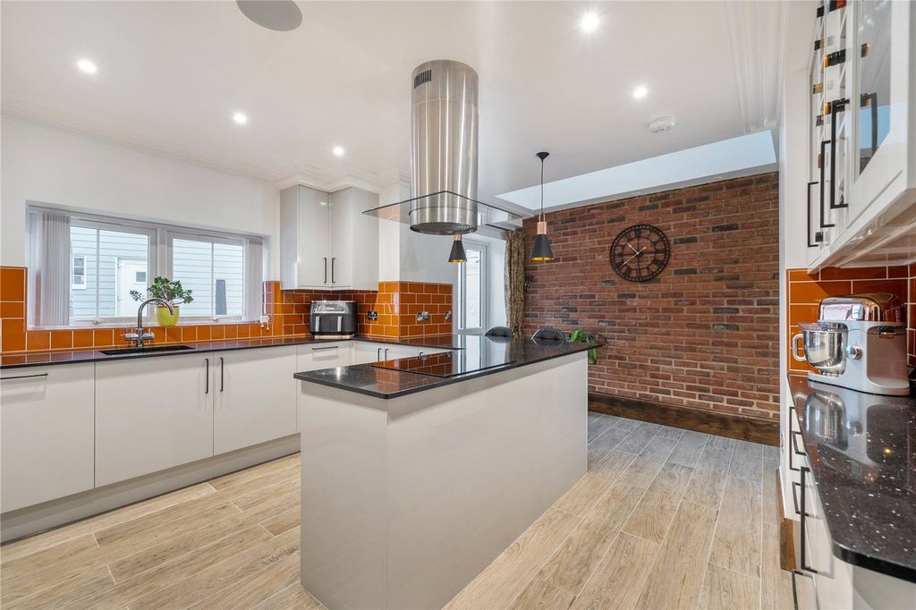 Property photo 3 of 17 Picture No. 10