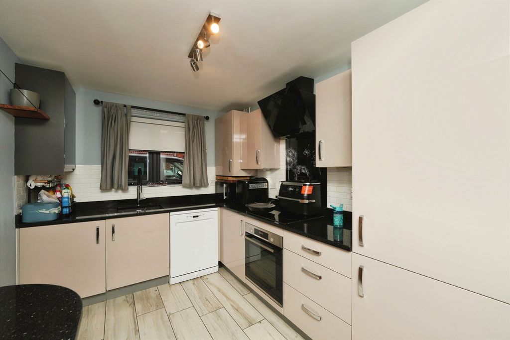 Property photo 3 of 22
