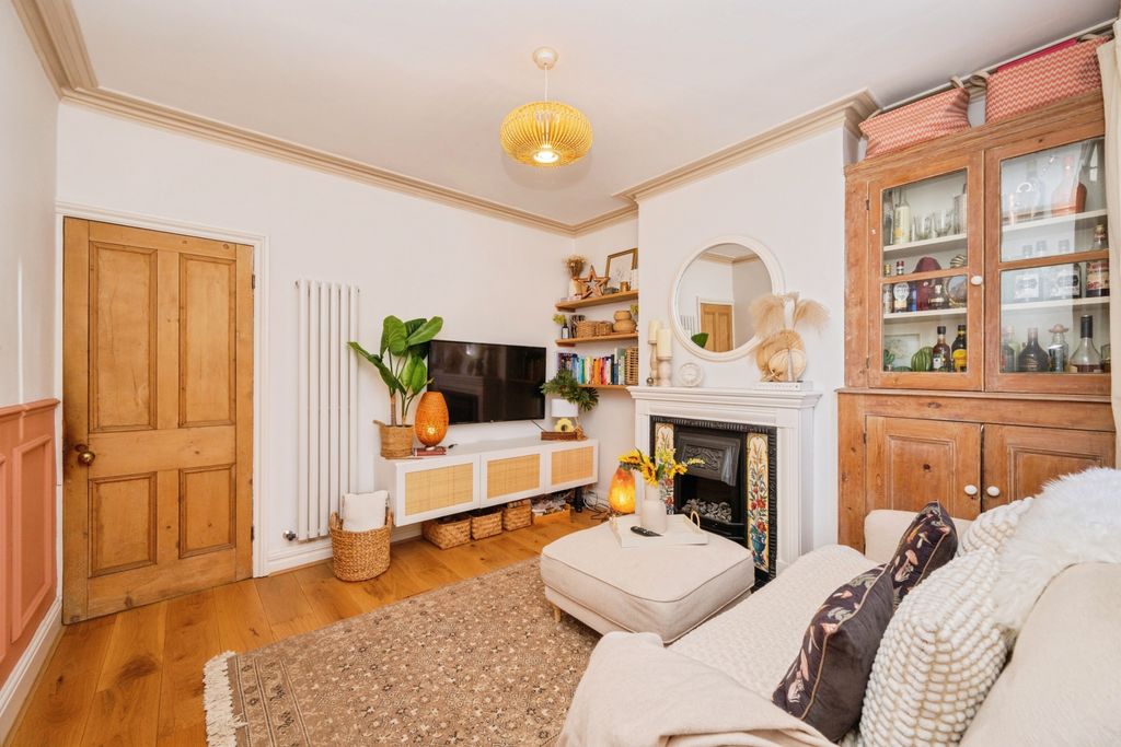 Property photo 2 of 20 Lounge1