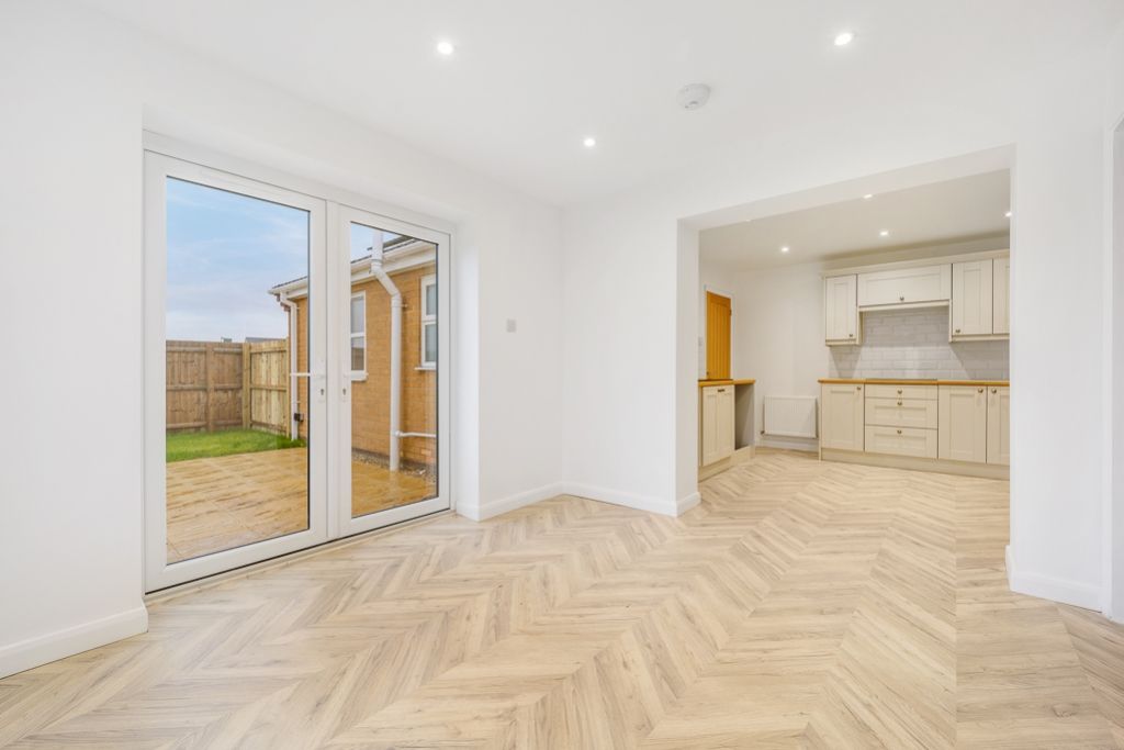 Property photo 3 of 28 29 Oakwood Glade (Holbeach)-19
