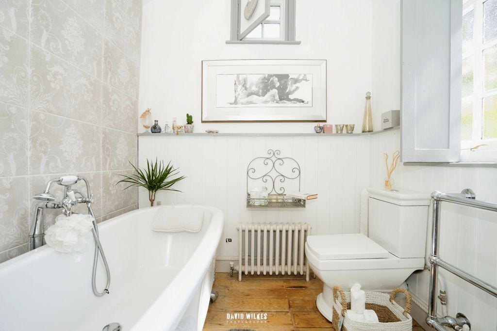 Additional image 12 of 3 bed flat for saleBurton Park Road, Petworth, West Sussex GU28