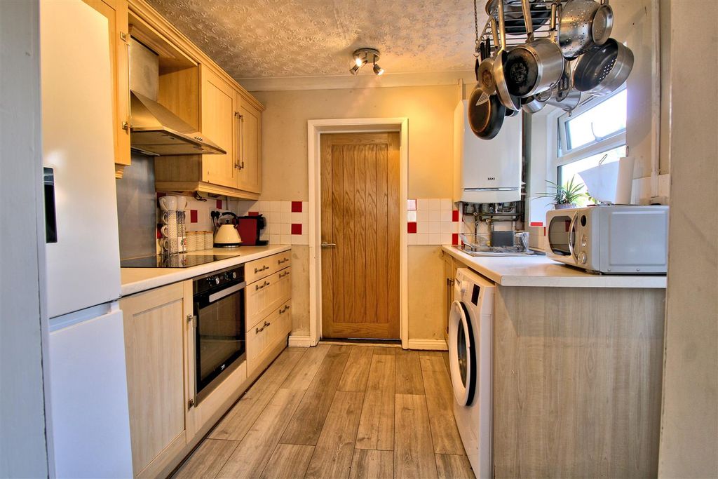 Property photo 3 of 11 Kitchen