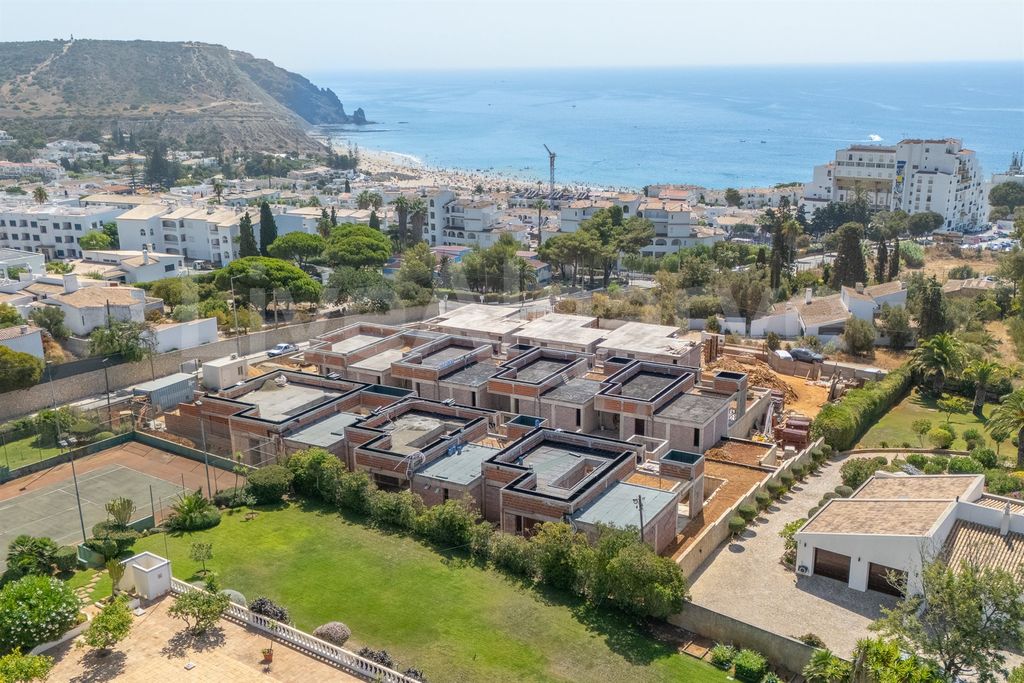Property photo 1 of 18 New Development | Modern T2+1 Townhouses At Praia Da Luz For Sale - Lagos