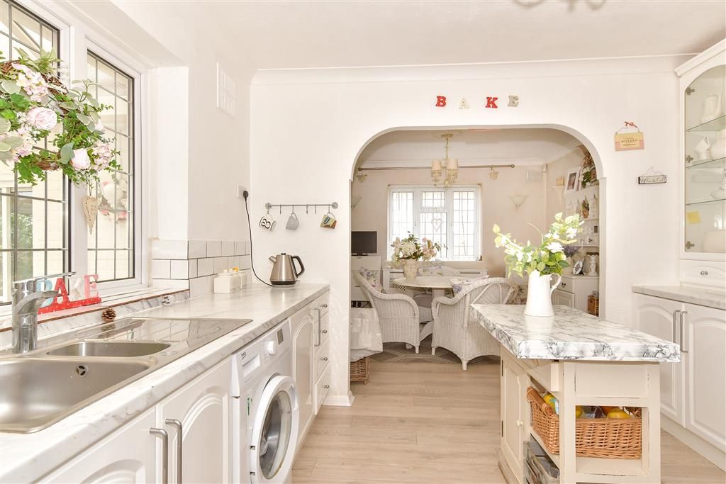 Property photo 1 of 11 Kitchen