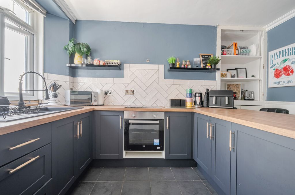 Property photo 2 of 24 2 - 1488143-11-6A4E35...