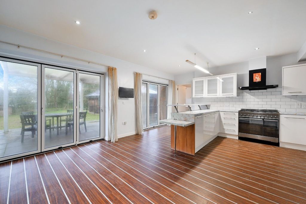 Property photo 3 of 26 Roundwood Way