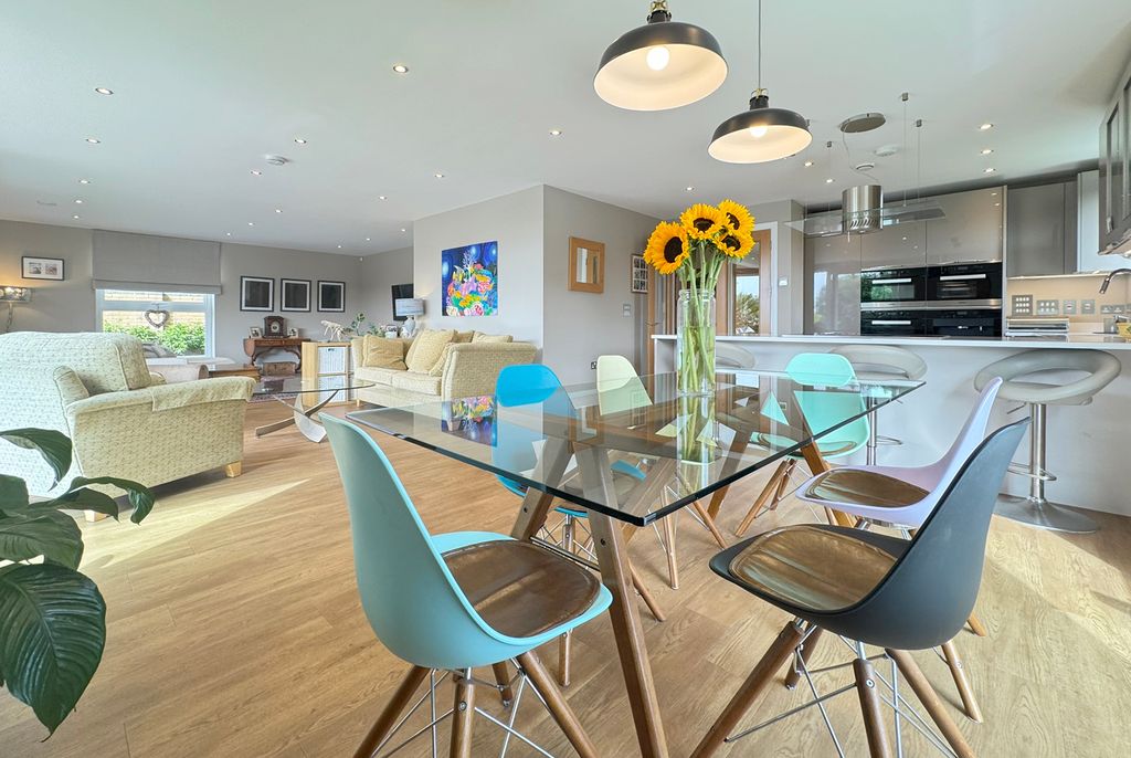 Property photo 3 of 20 12Rw Dining Area
