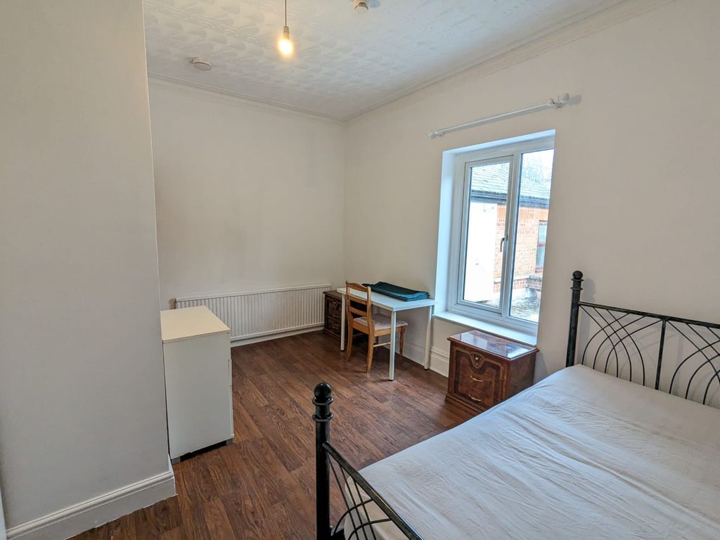 Property photo 3 of 16 Room 2