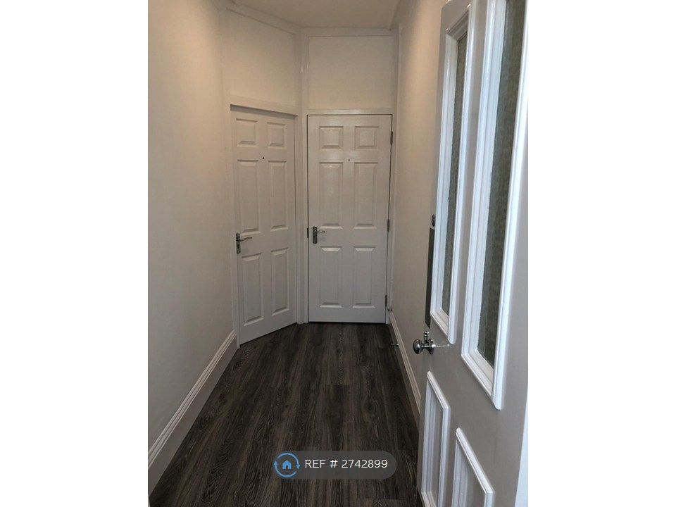 Property photo 2 of 21 Communal Hallway