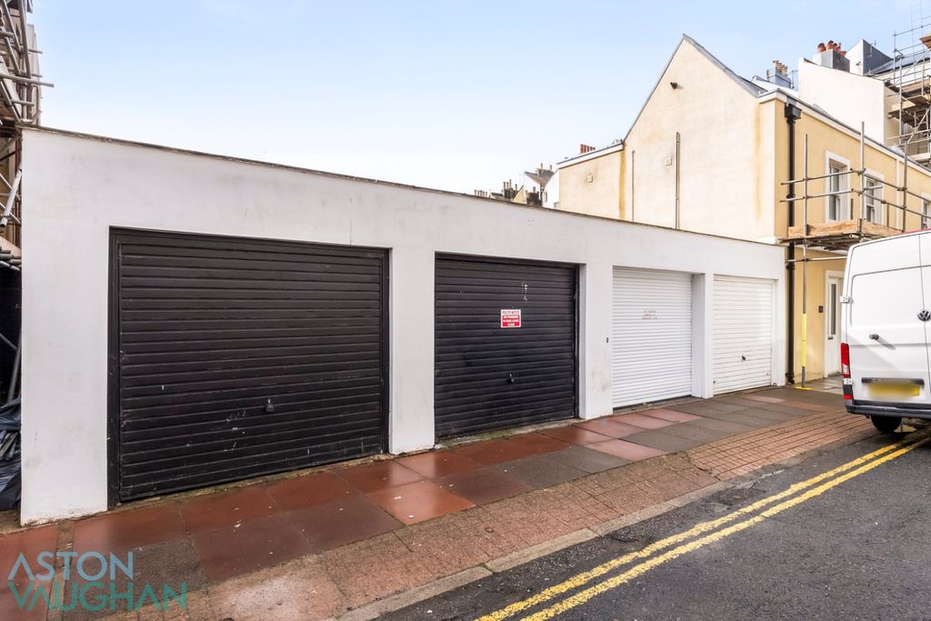 Property photo 2 of 5 5895751