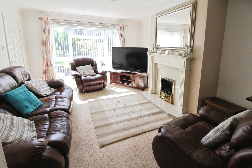 Property photo 2 of 28 Lounge