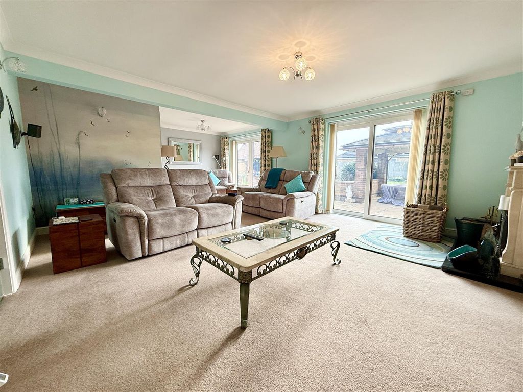 Property photo 3 of 34 Lounge