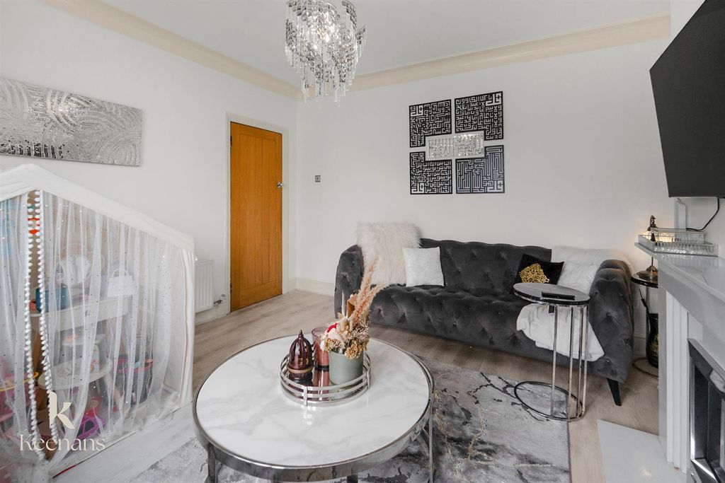 Property photo 3 of 28 Walverden Road-3.Jpg
