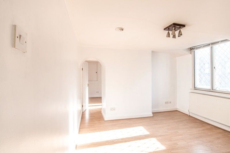 Property photo 2 of 8 Lounge 1