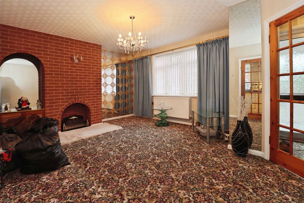 Property photo 3 of 17 Lounge