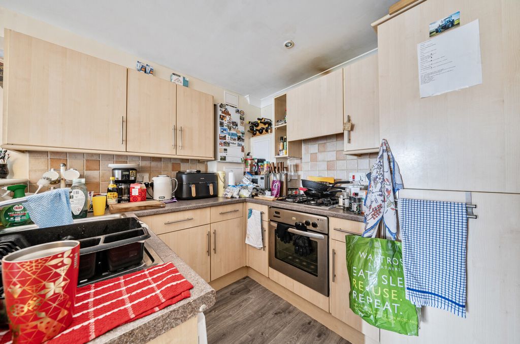 Property photo 3 of 8 1403721-16-698F49...