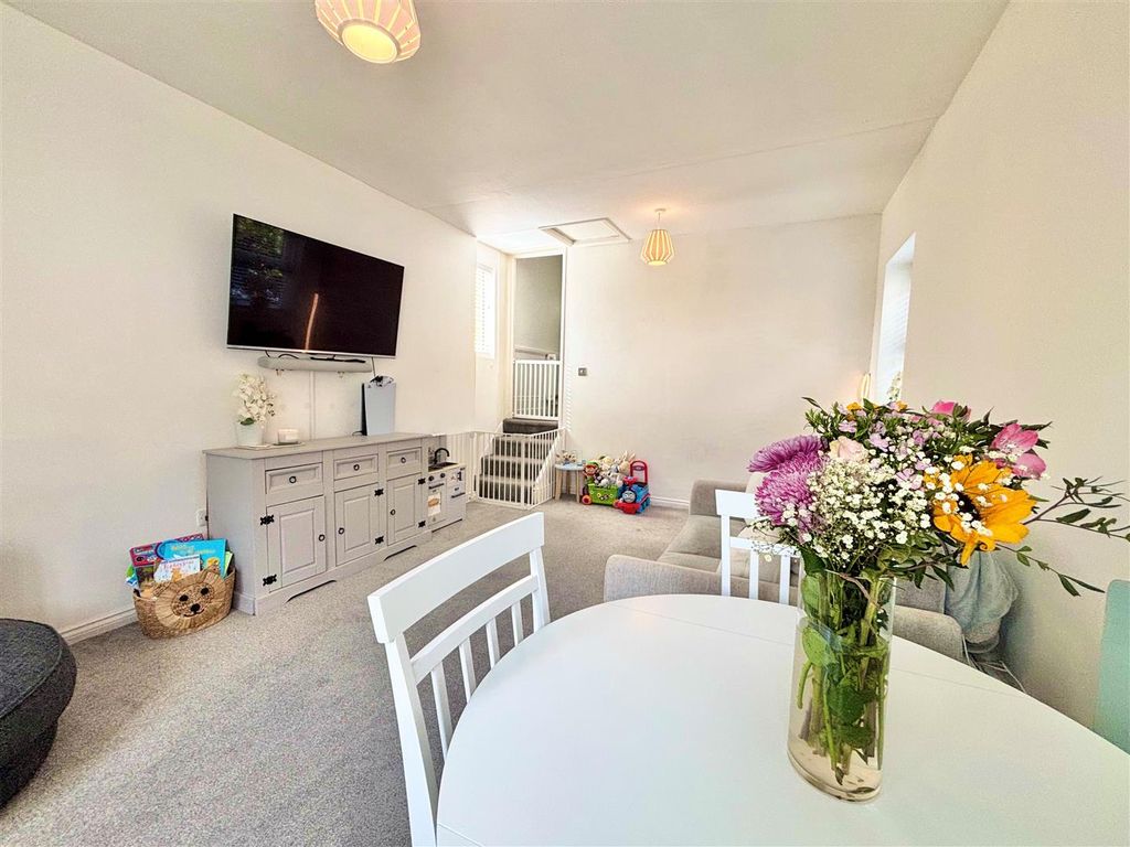 Property photo 2 of 11 Living/Dining Room