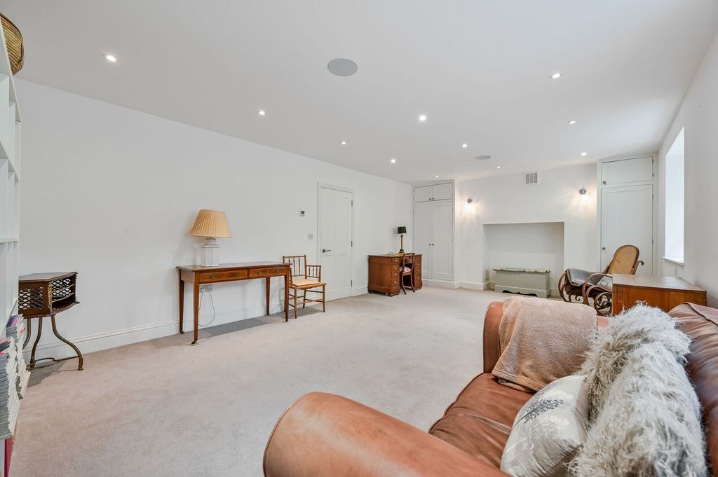 Property photo 2 of 30