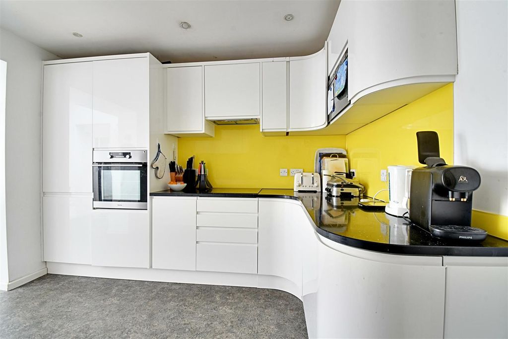 Property photo 3 of 16 Kitchen 2.Jpg