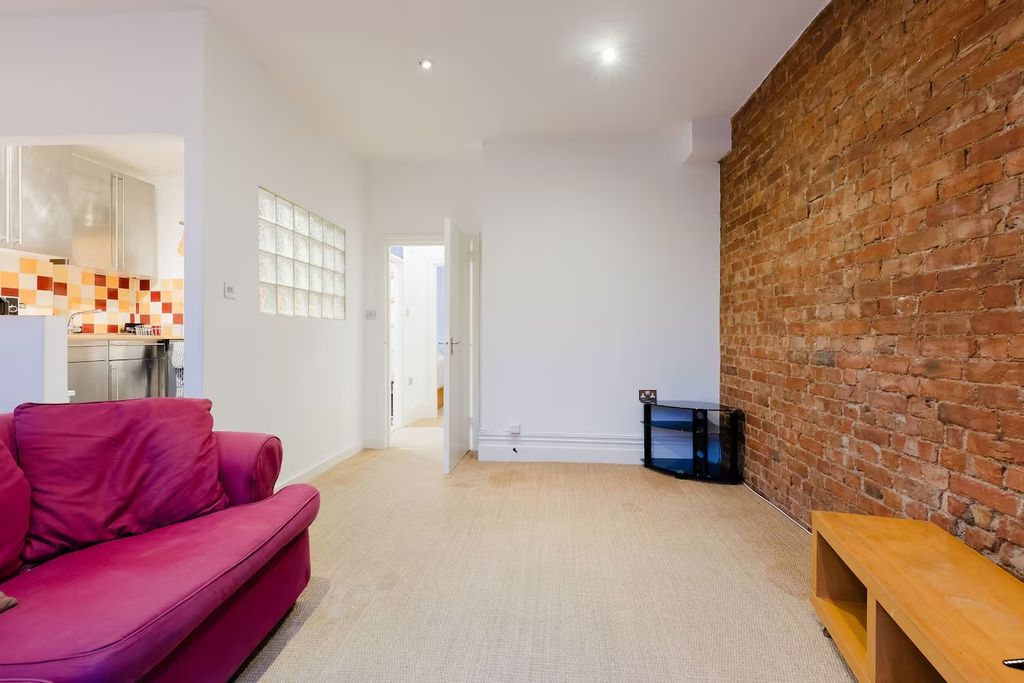 Property photo 3 of 20 .