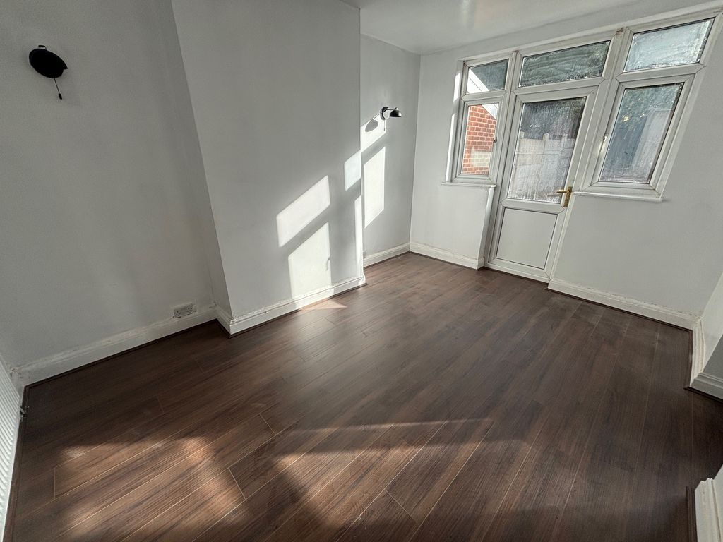 Property photo 3 of 11 Image