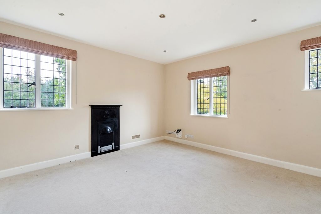 Property photo 3 of 10 Shiremark Wing 28...