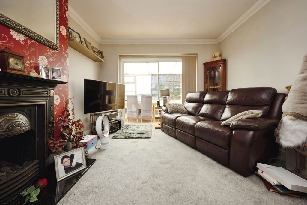 Property photo 3 of 25 Lounge