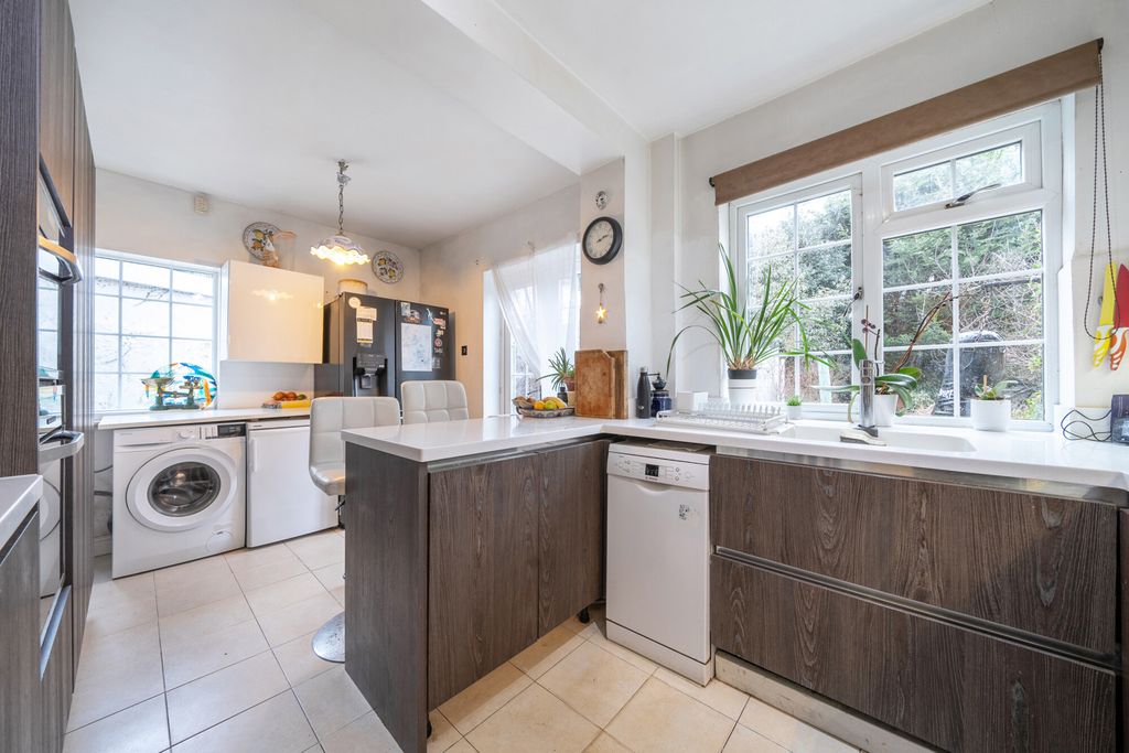 Property photo 3 of 17 Kitchen