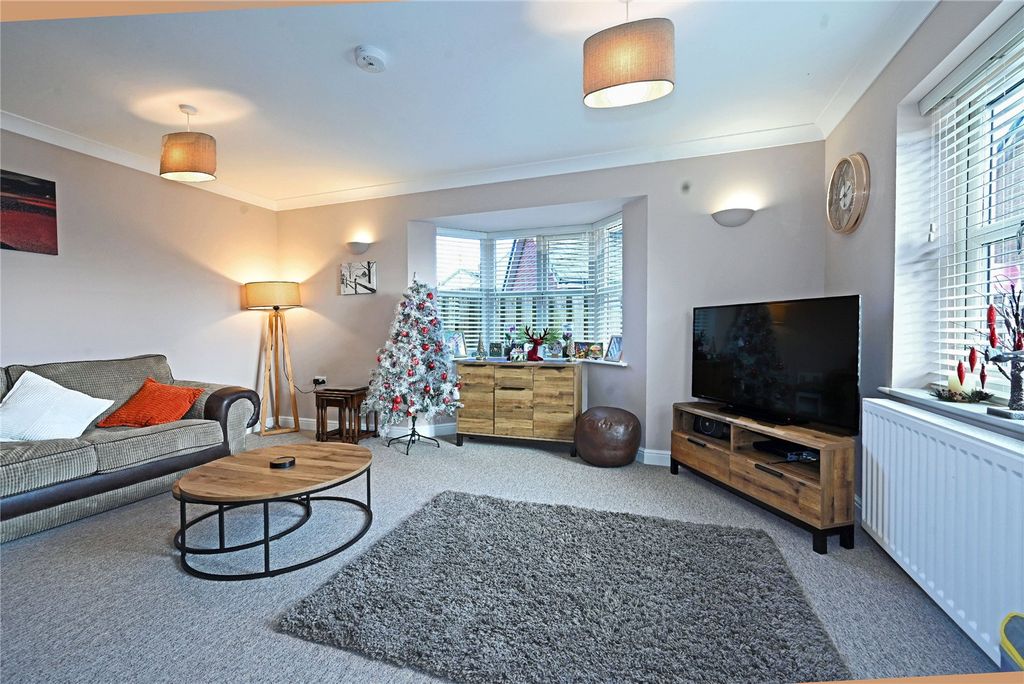 Property photo 2 of 16 Lounge