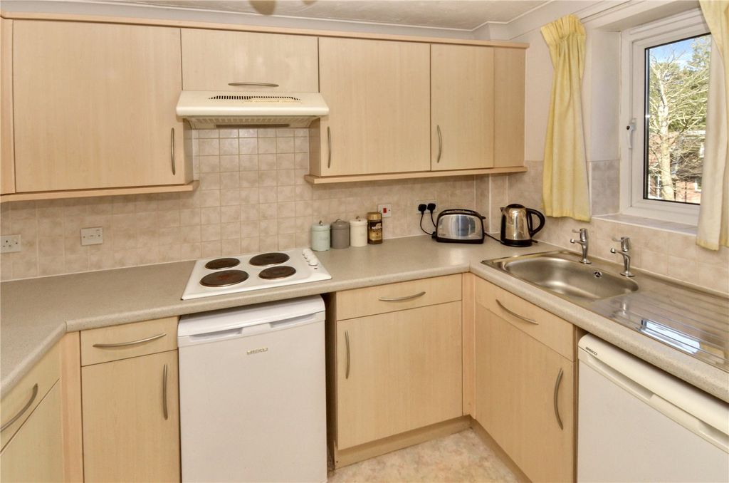 Property photo 3 of 11 Kitchen