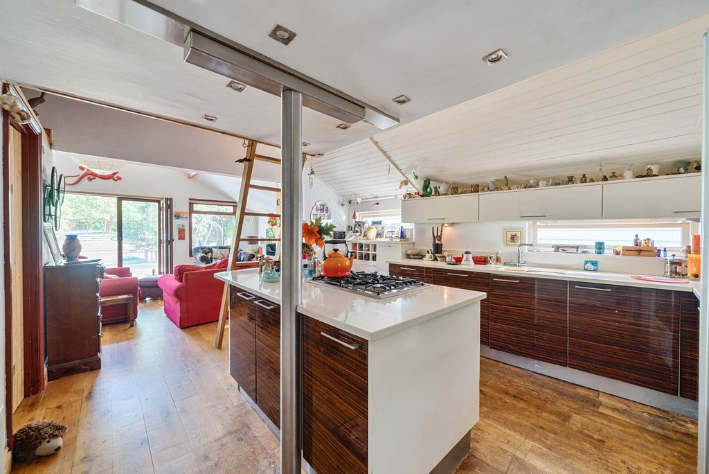 Property photo 3 of 14 1304322-10-684Afd...