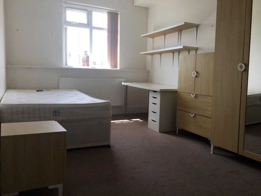 Property photo 3 of 5 Bright, Simply Furnished Double Bedroom With A Lar...