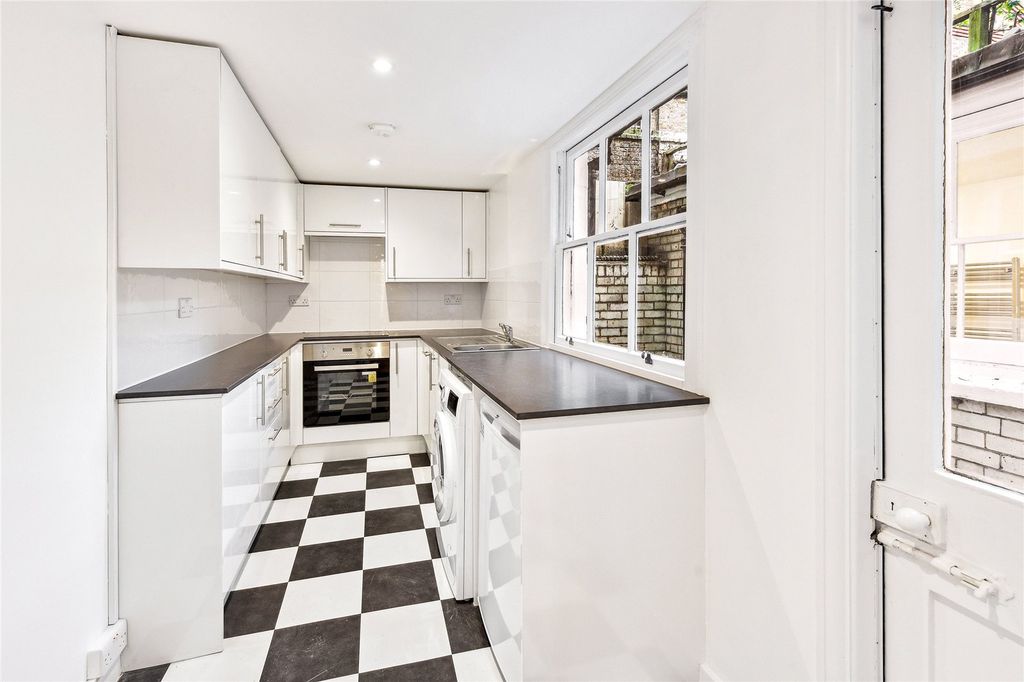 Property photo 3 of 10 Kitchen
