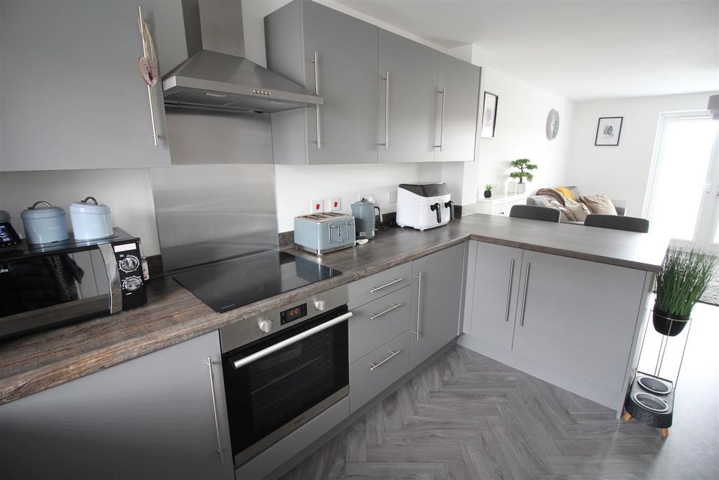 Property photo 3 of 14 Lounge/Fitted Kitchen