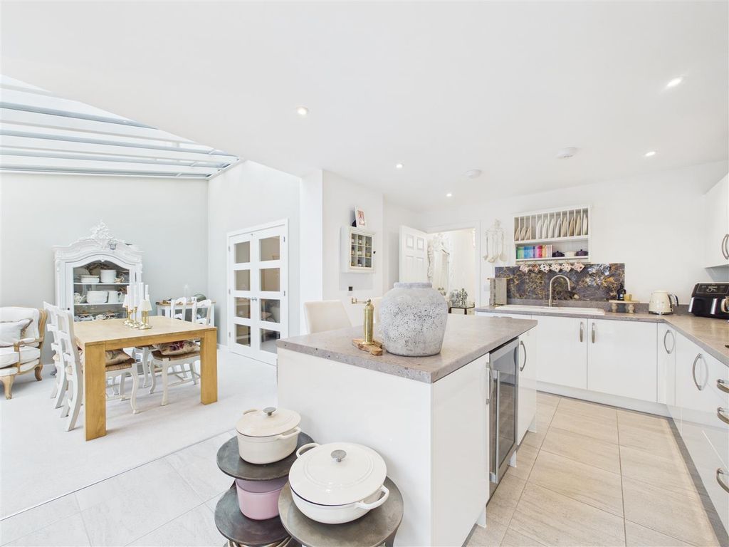 Property photo 2 of 33