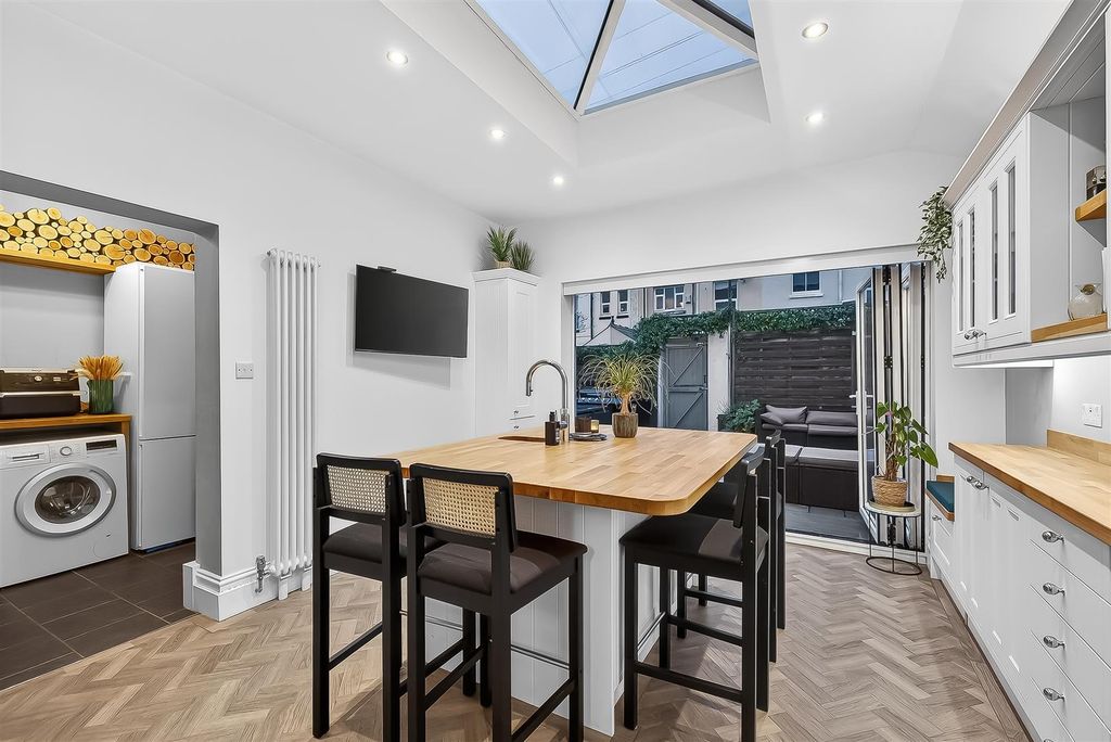 Property photo 3 of 28 Breakfast Room