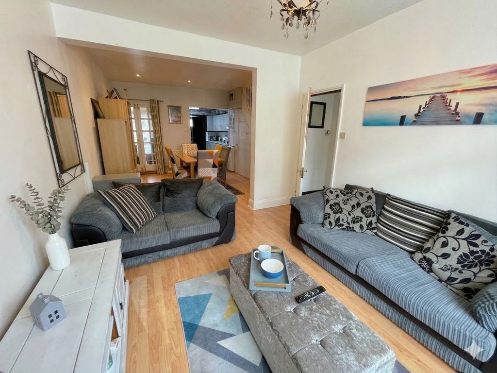 Property photo 2 of 8 4988131