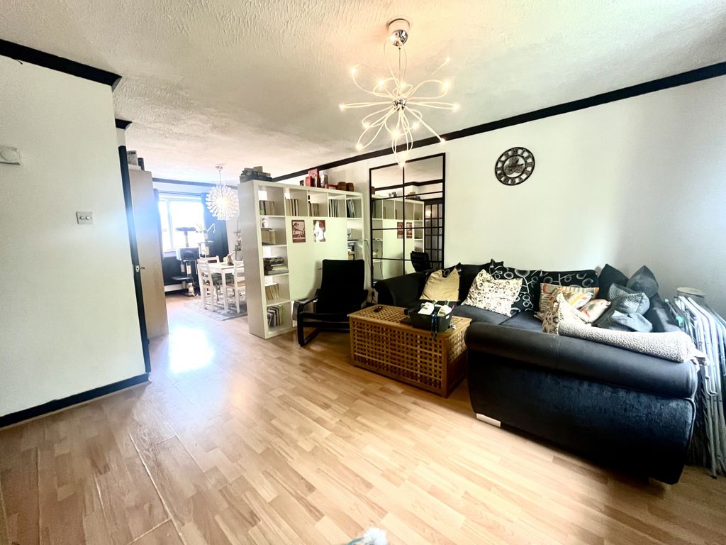 Property photo 3 of 9 Lounge