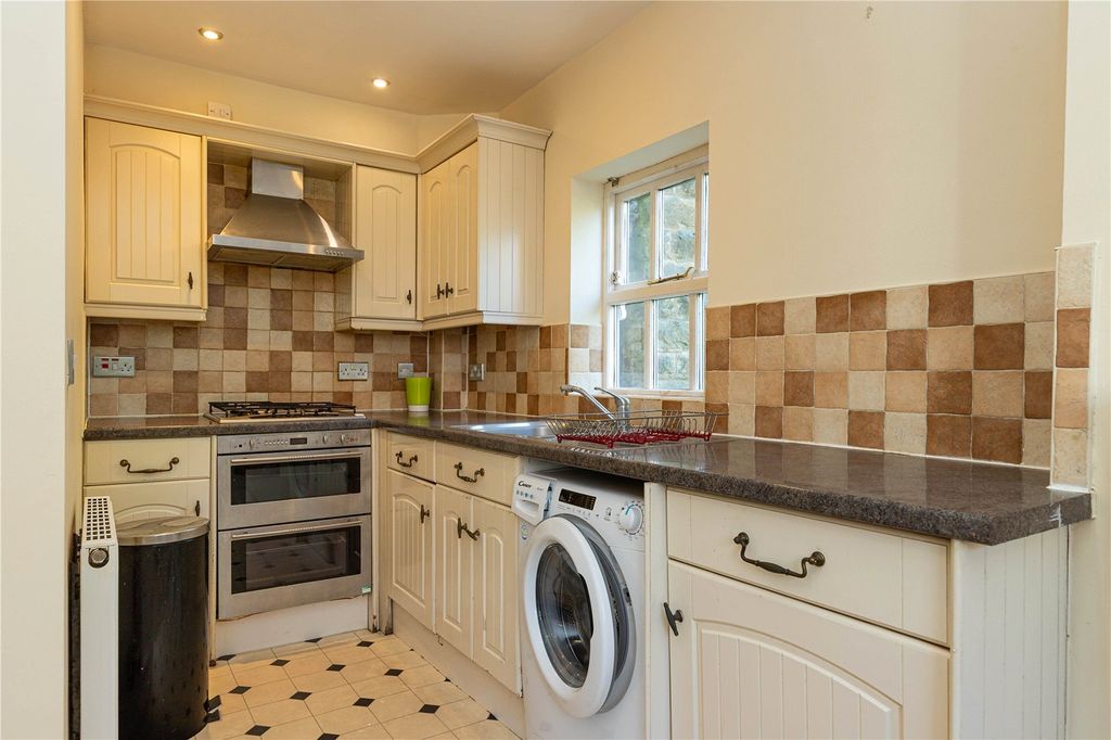 Property photo 2 of 11 Kitchen