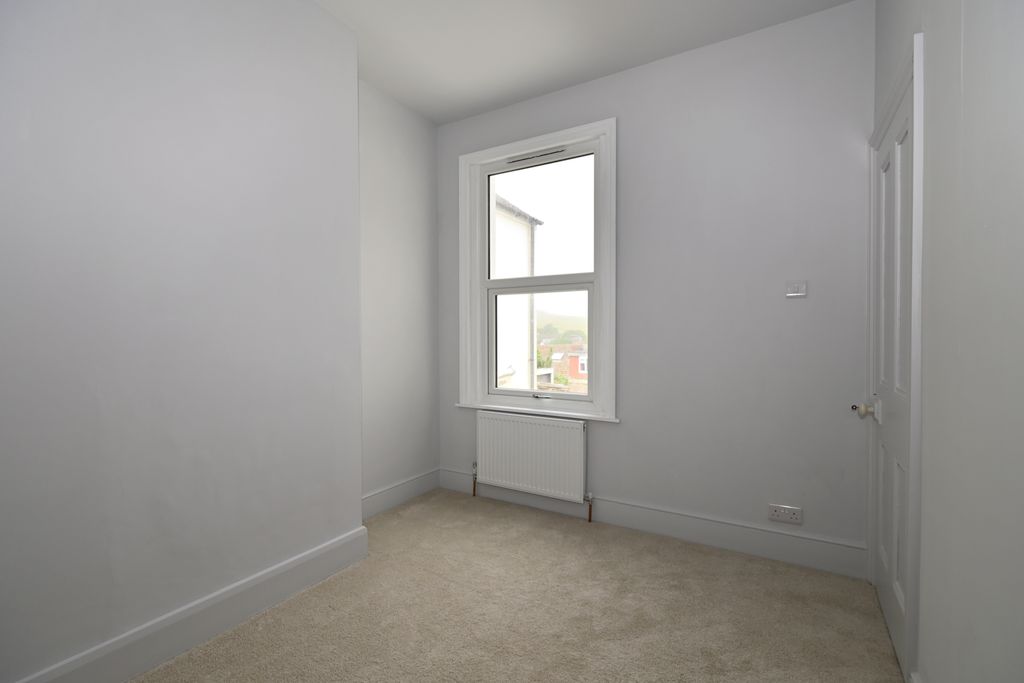 Property photo 3 of 10 Bed 2