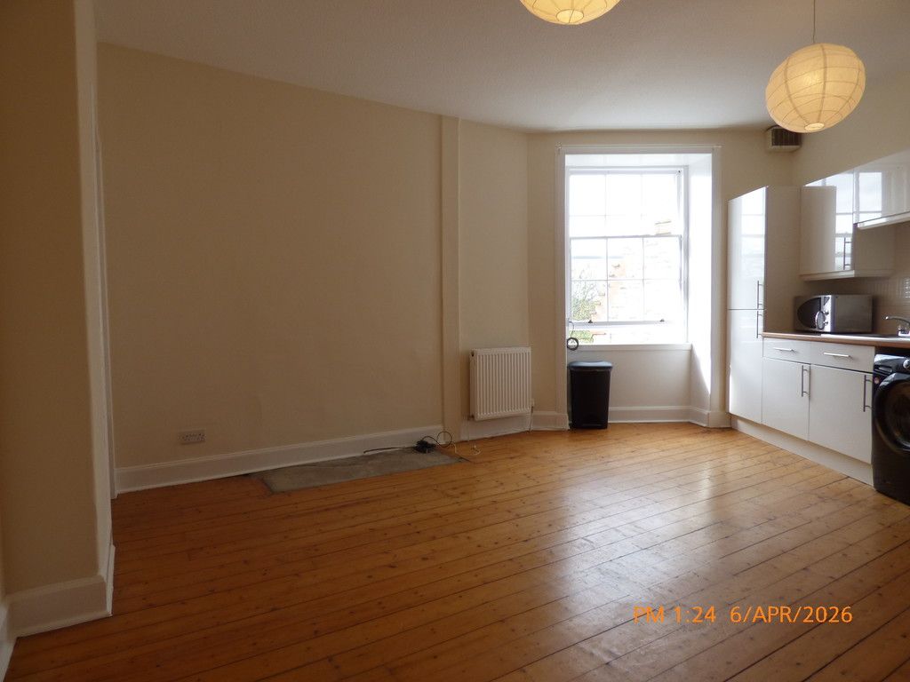 Property photo 2 of 13 Livingroom / Kitchen