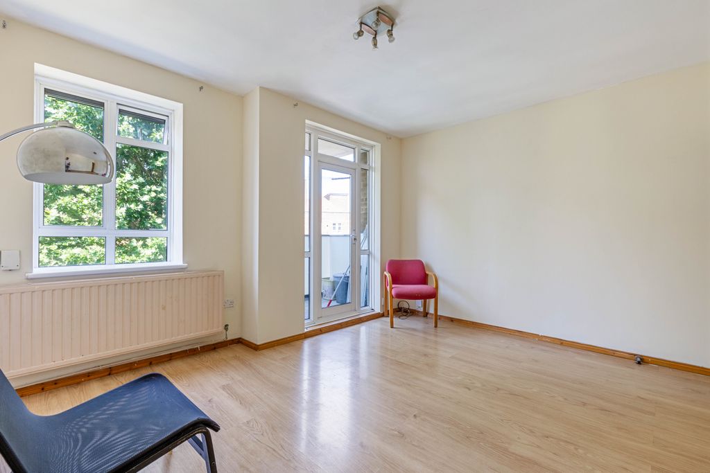 Property photo 3 of 13 12 Dashwood House, Se21 - 4