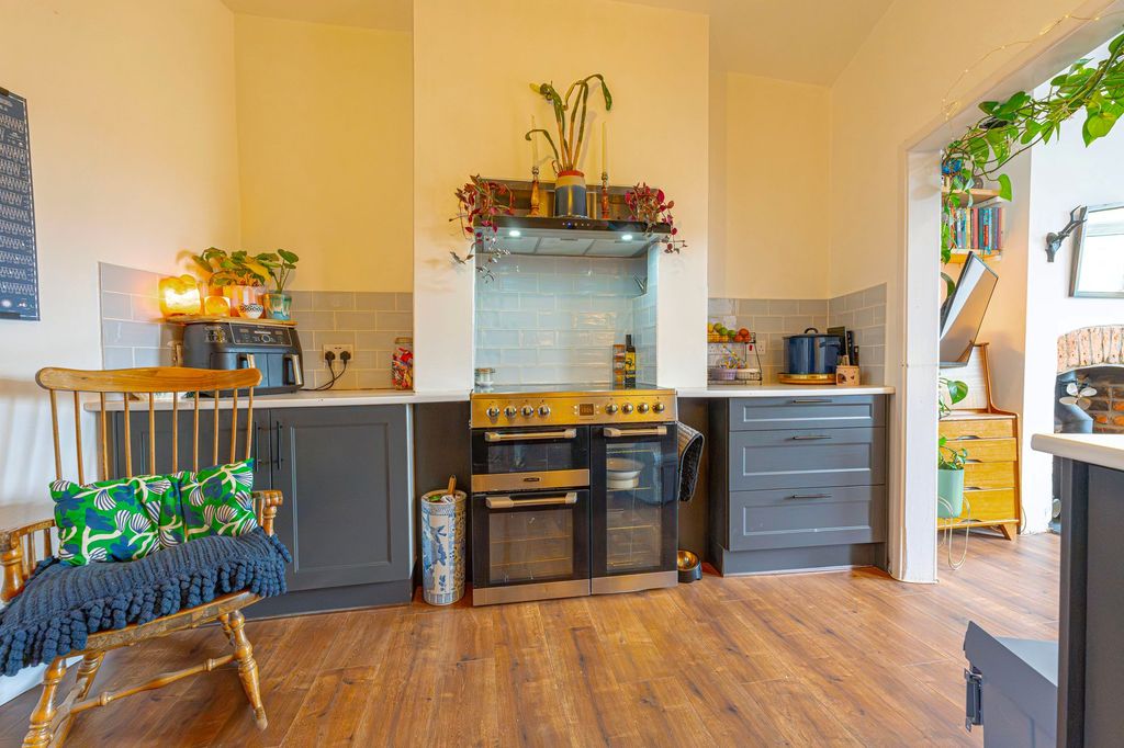 Property photo 2 of 31