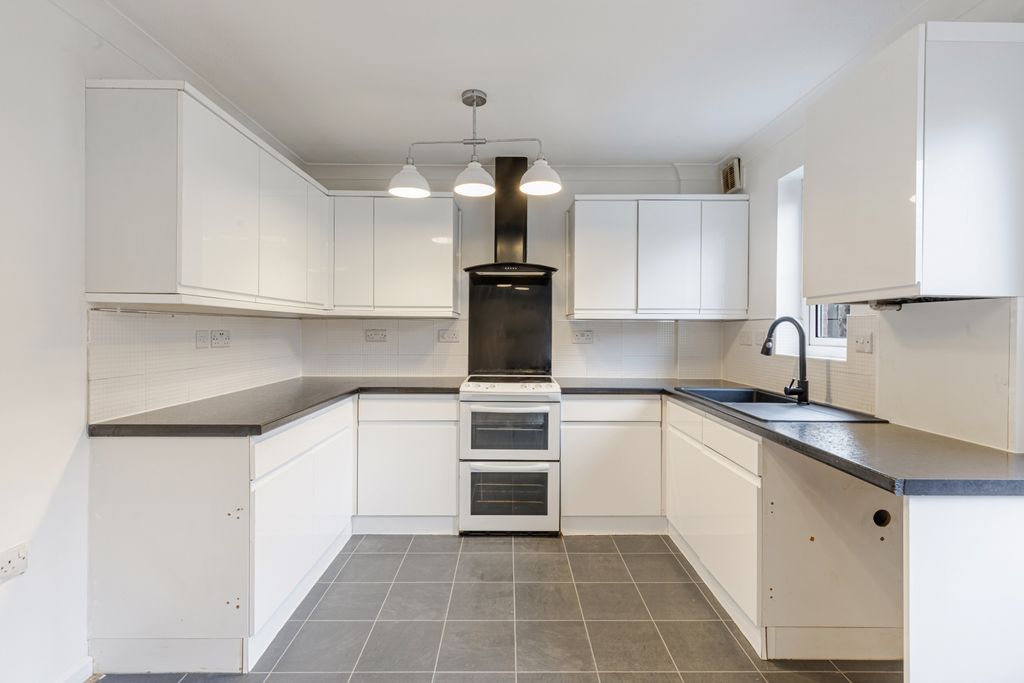 Property photo 3 of 11 A08 - 19 Jasmine Grove Paignton - 260119