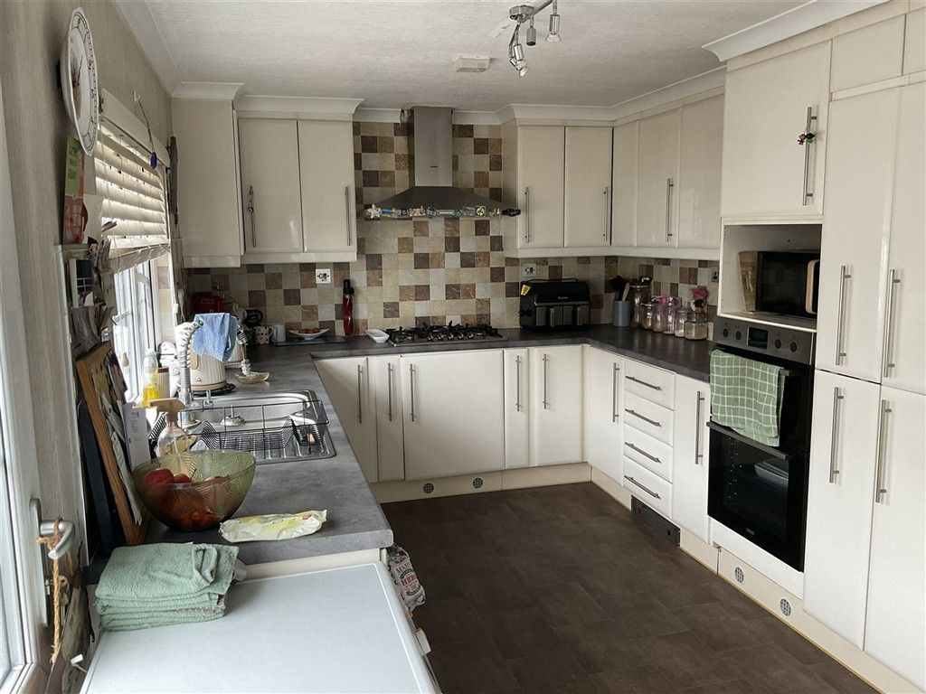 Property photo 2 of 7 Kitchen