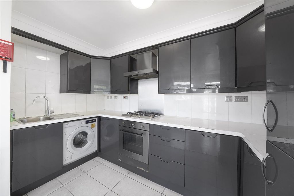 Property photo 1 of 14 Flat 5 967 Harrow Road Wembley Ha0 2Sf - 011.Jpg
