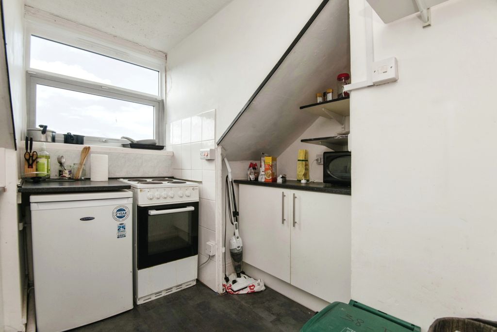 Property photo 3 of 7 Kitchen