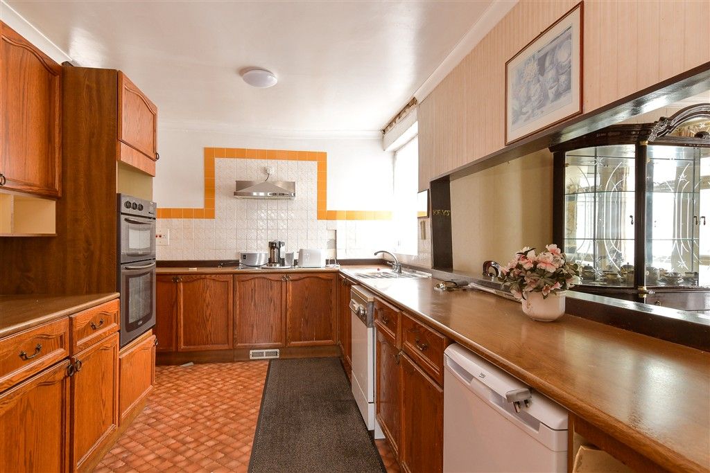 Property photo 3 of 8 Kitchen