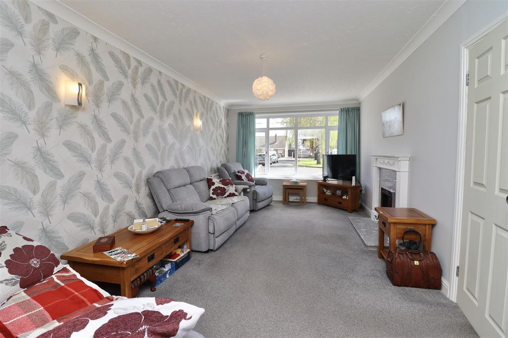 Property photo 2 of 12 Lounge