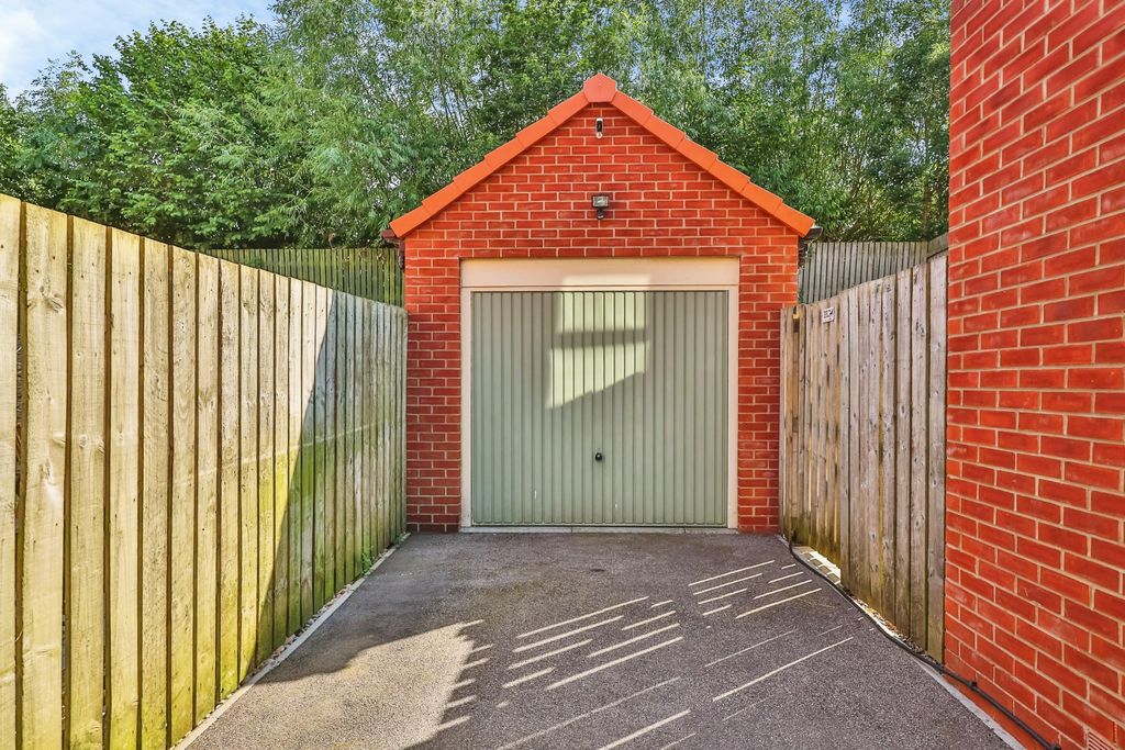 Property photo 2 of 22 Garage